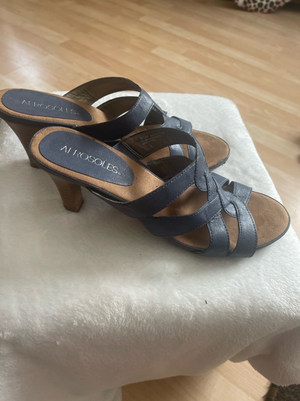 Aerosoles heels with navy leather straps - Picture 2 of 5